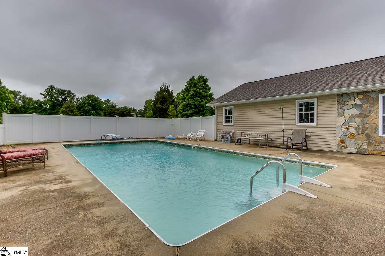 410 Barnett Road Greer, SC 29651 - Photo 6 of 34