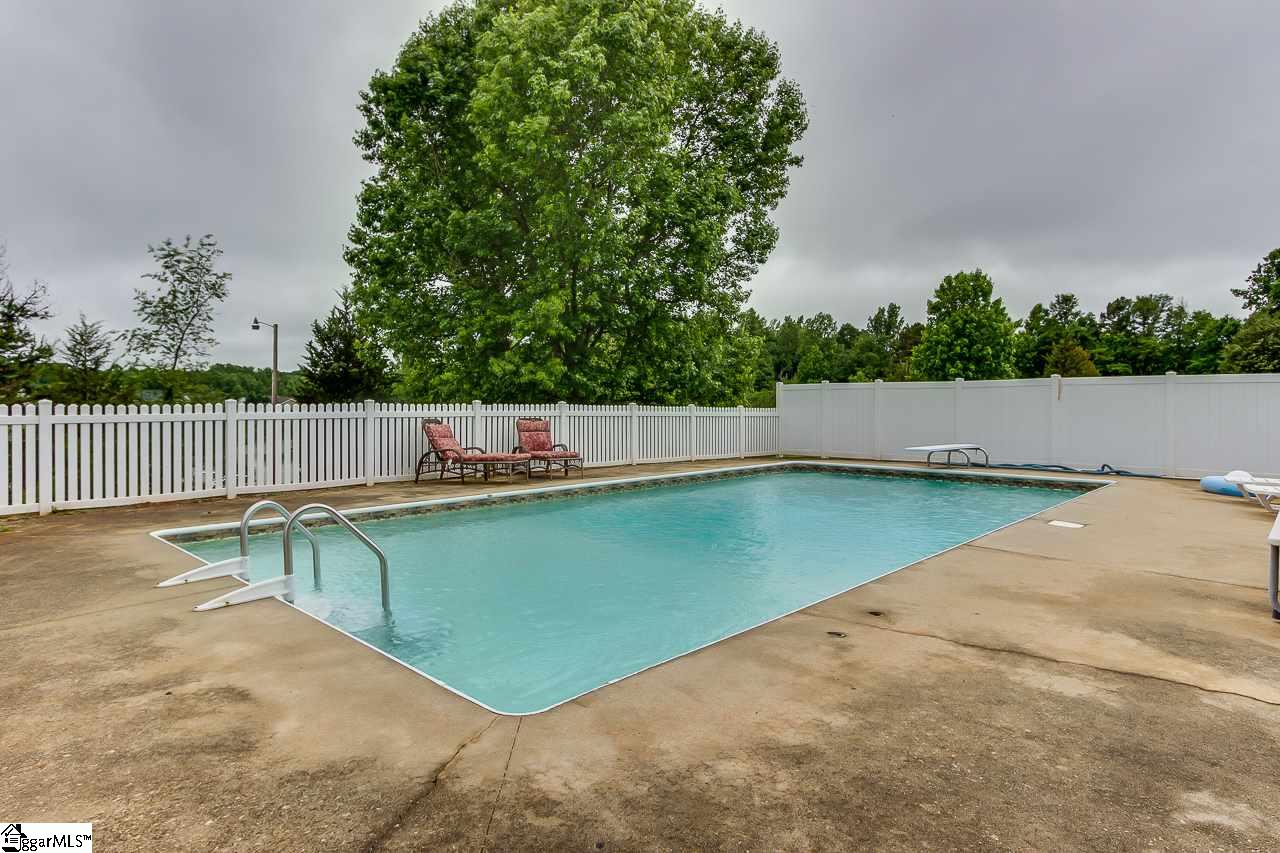 410 Barnett Road Greer, SC 29651 - Photo 7 of 34