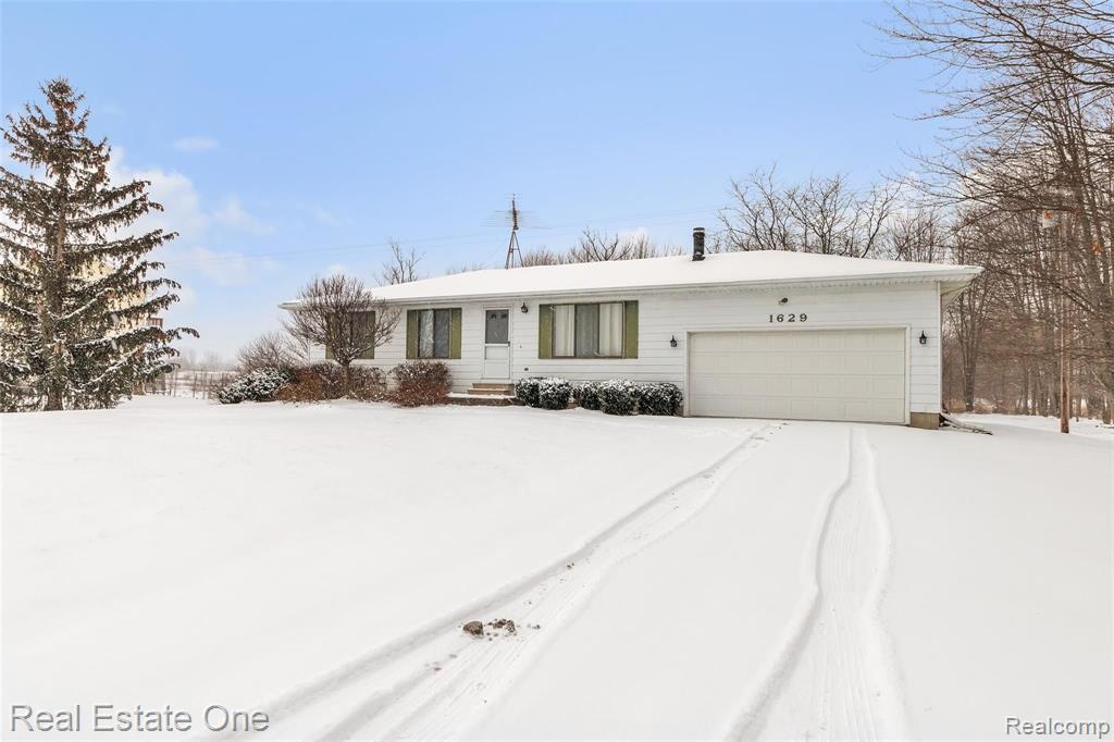 1629 North Nicholson Road Fowlerville, MI 48836 - Photo 3 of 29 Gallery Image 3