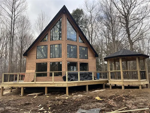 a view of a house with a yard