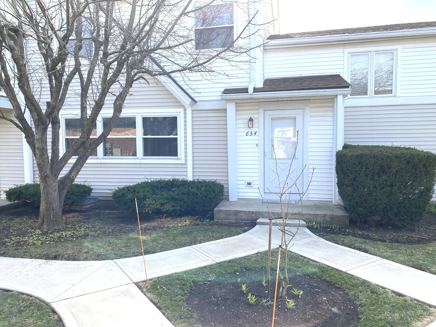 654 Inverrary Lane Deerfield, IL 60015 - Photo 1 of 30 a front view of a house with garden