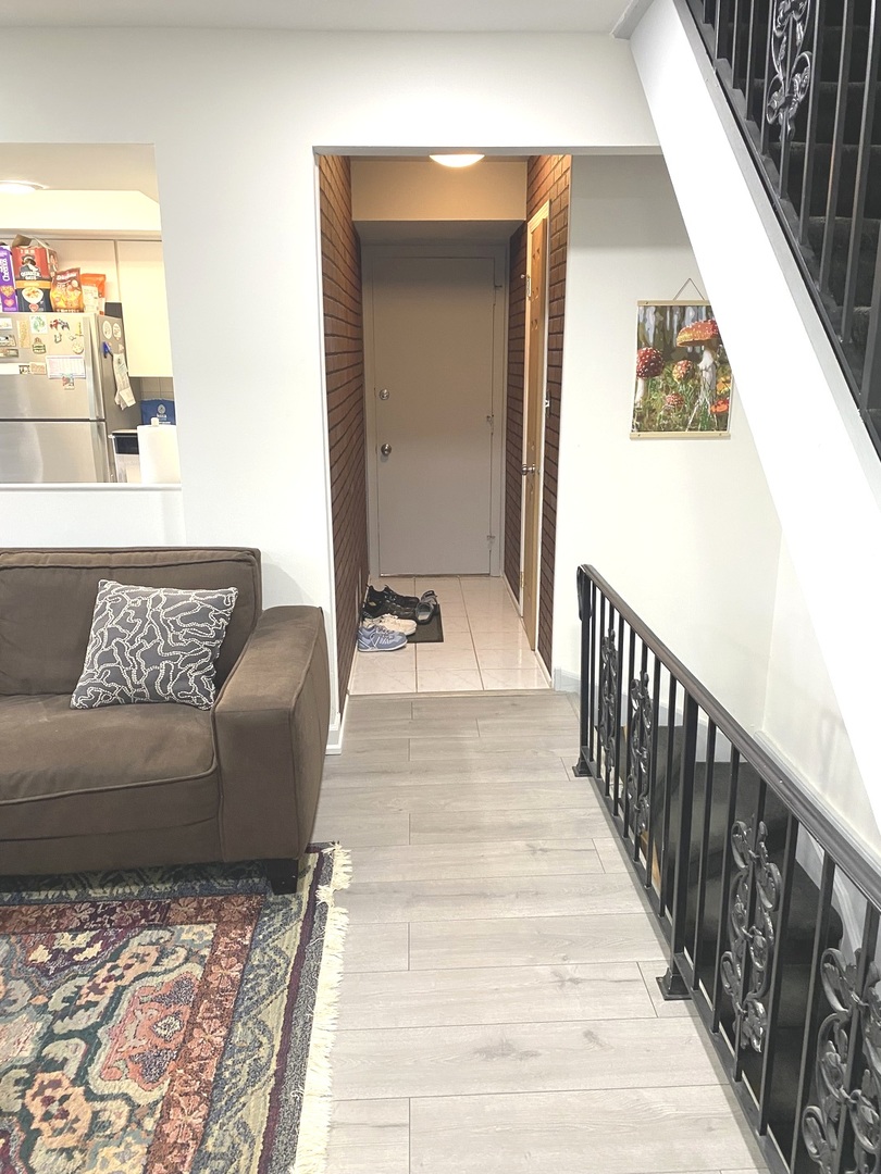 654 Inverrary Lane Deerfield, IL 60015 - Photo 12 of 30 a living room with furniture and a rug