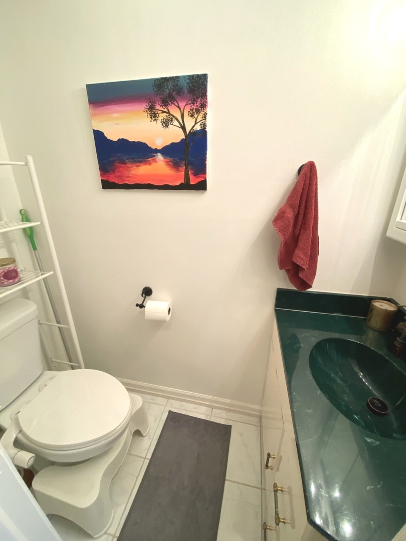 654 Inverrary Lane Deerfield, IL 60015 - Photo 13 of 30 a bathroom with a toilet and a shower curtain