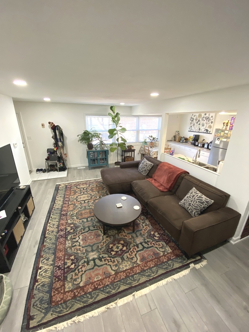 654 Inverrary Lane Deerfield, IL 60015 - Photo 2 of 30 a living room with furniture and a rug