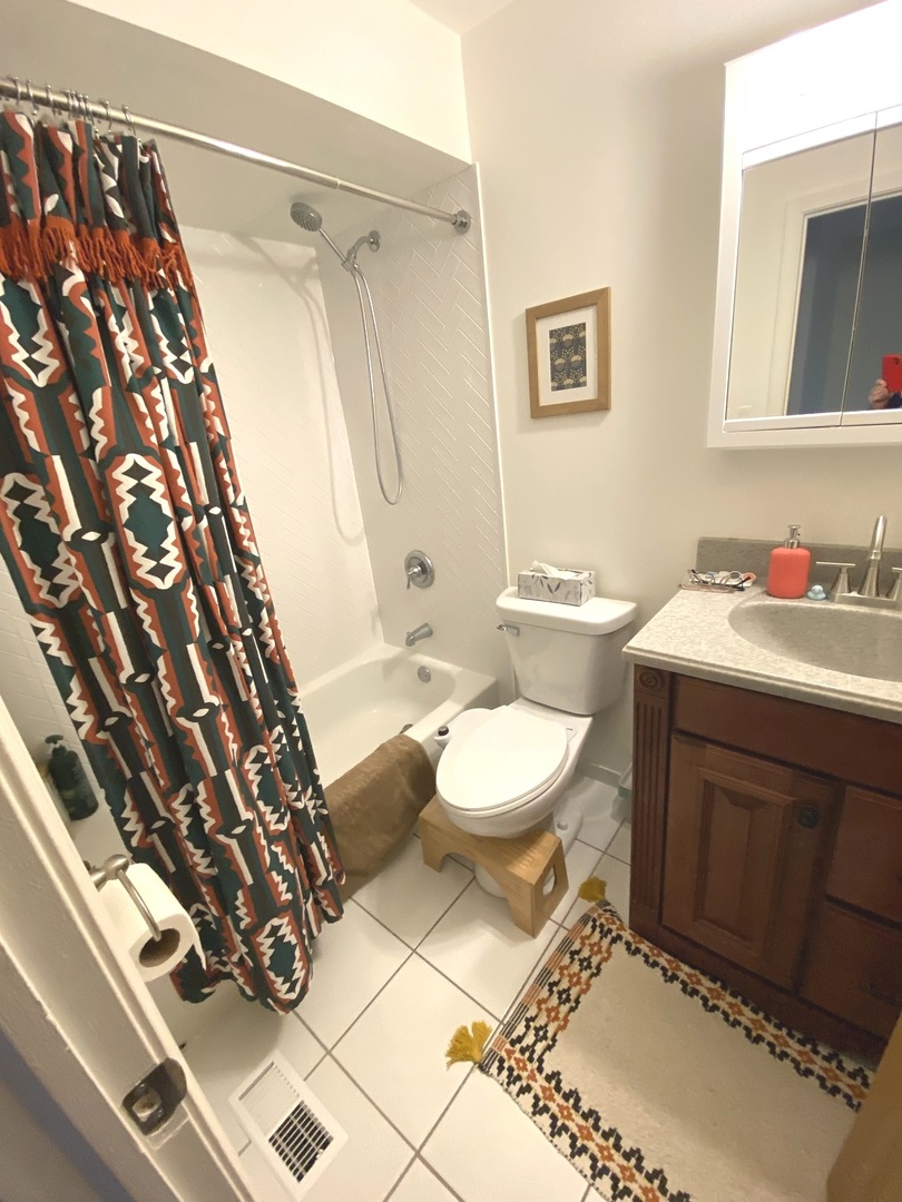 654 Inverrary Lane Deerfield, IL 60015 - Photo 21 of 30 a bathroom with a sink toilet and shower
