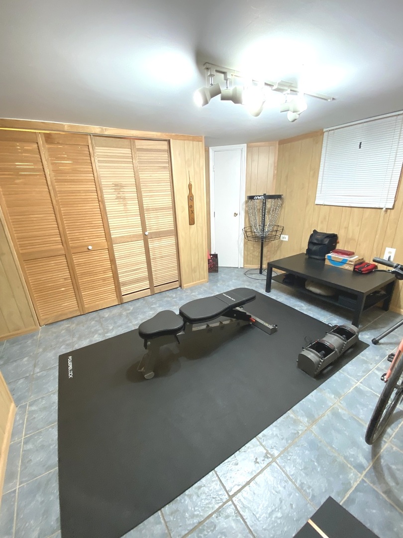 654 Inverrary Lane Deerfield, IL 60015 - Photo 25 of 30 a room with a bed furniture and a large window