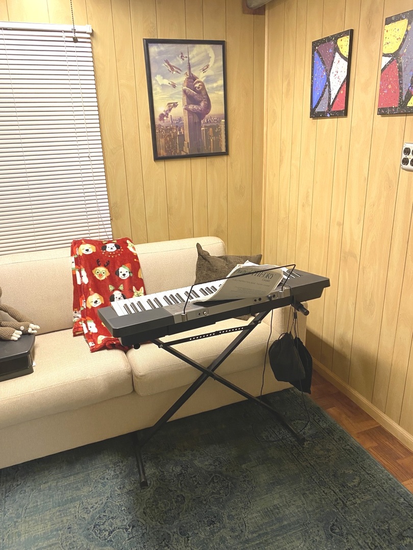 654 Inverrary Lane Deerfield, IL 60015 - Photo 27 of 30 a living room with furniture and a window