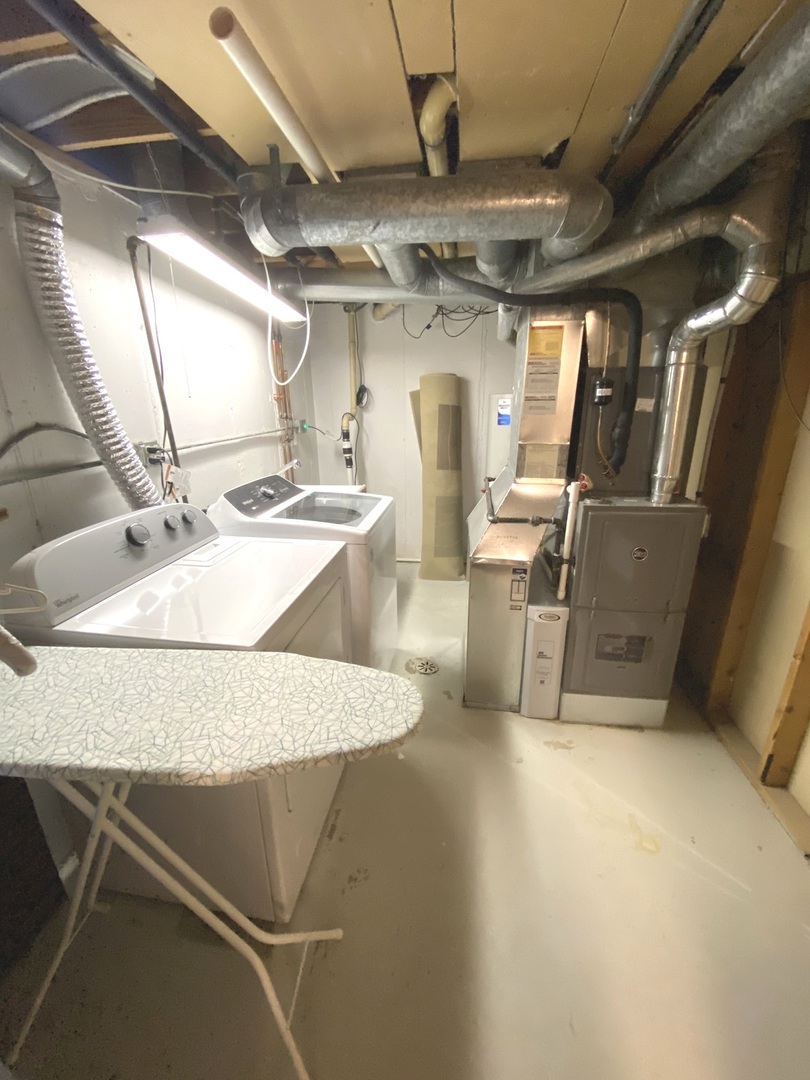 654 Inverrary Lane Deerfield, IL 60015 - Photo 28 of 30 a kitchen with table and chairs