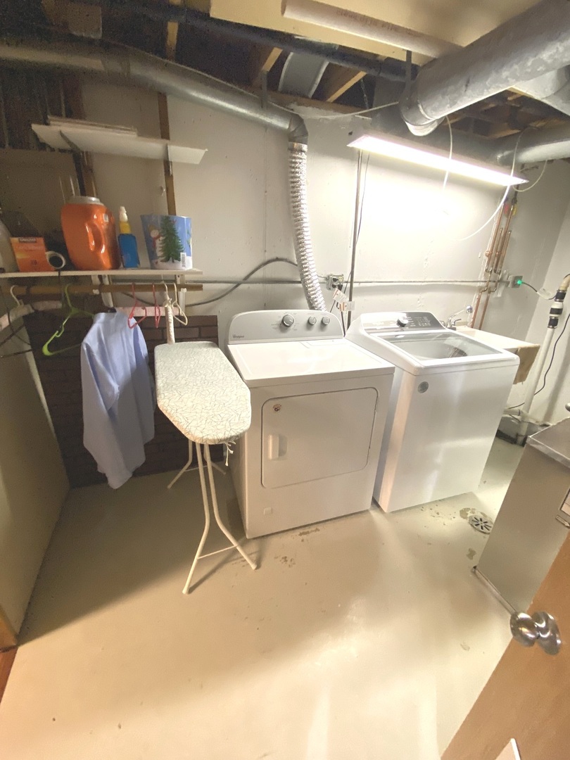 654 Inverrary Lane Deerfield, IL 60015 - Photo 29 of 30 a room with a stove a table and chairs