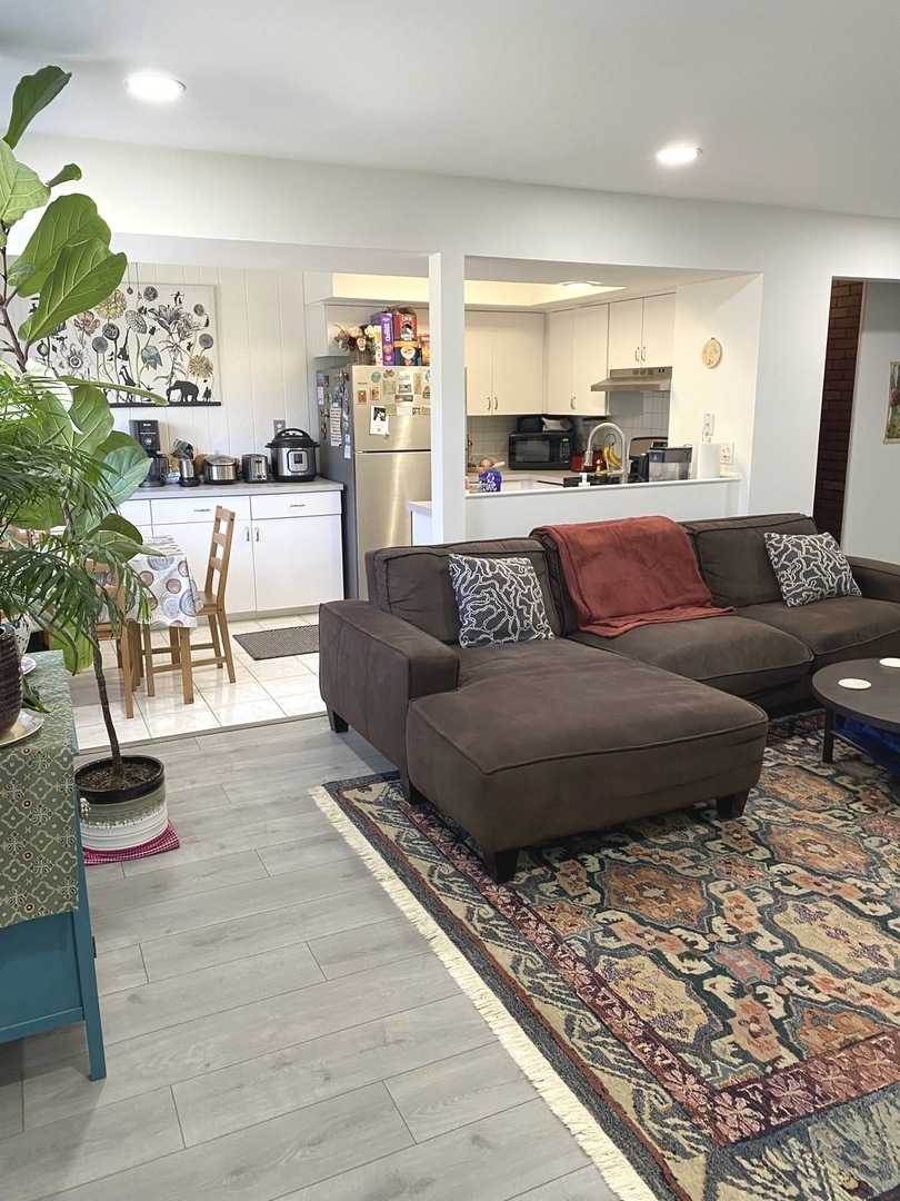 654 Inverrary Lane Deerfield, IL 60015 - Photo 3 of 30 a living room with furniture and kitchen view