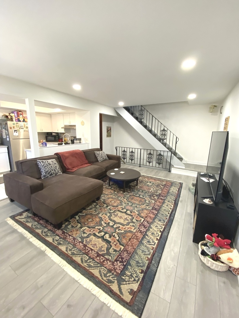 654 Inverrary Lane Deerfield, IL 60015 - Photo 4 of 30 a living room with furniture and a rug