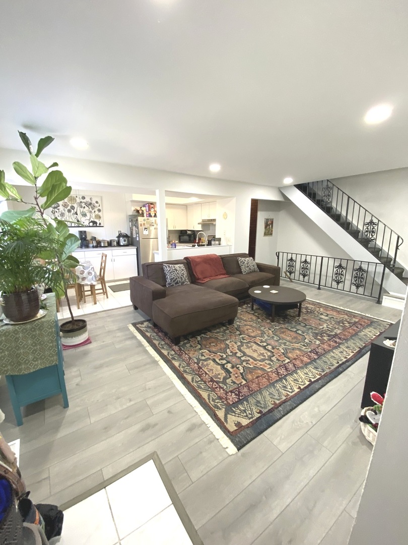 654 Inverrary Lane Deerfield, IL 60015 - Photo 6 of 30 a living room with furniture and a table