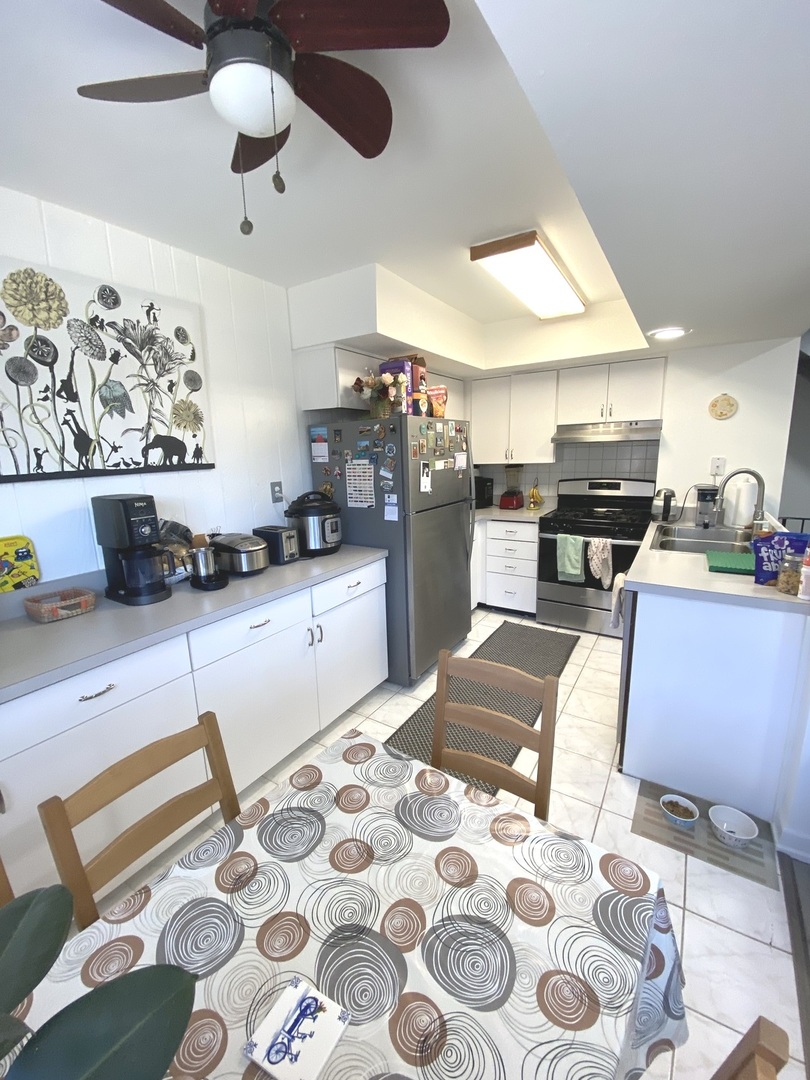 654 Inverrary Lane Deerfield, IL 60015 - Photo 7 of 30 a kitchen with stainless steel appliances kitchen island granite countertop a sink and cabinets