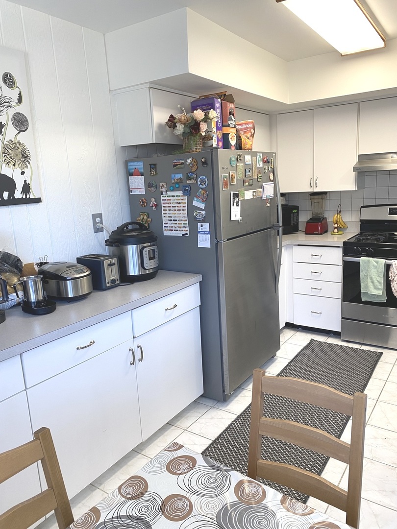 654 Inverrary Lane Deerfield, IL 60015 - Photo 8 of 30 a kitchen with refrigerator and cabinets
