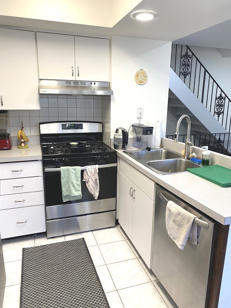 654 Inverrary Lane Deerfield, IL 60015 - Photo 9 of 30 a kitchen with appliances cabinets and a sink
