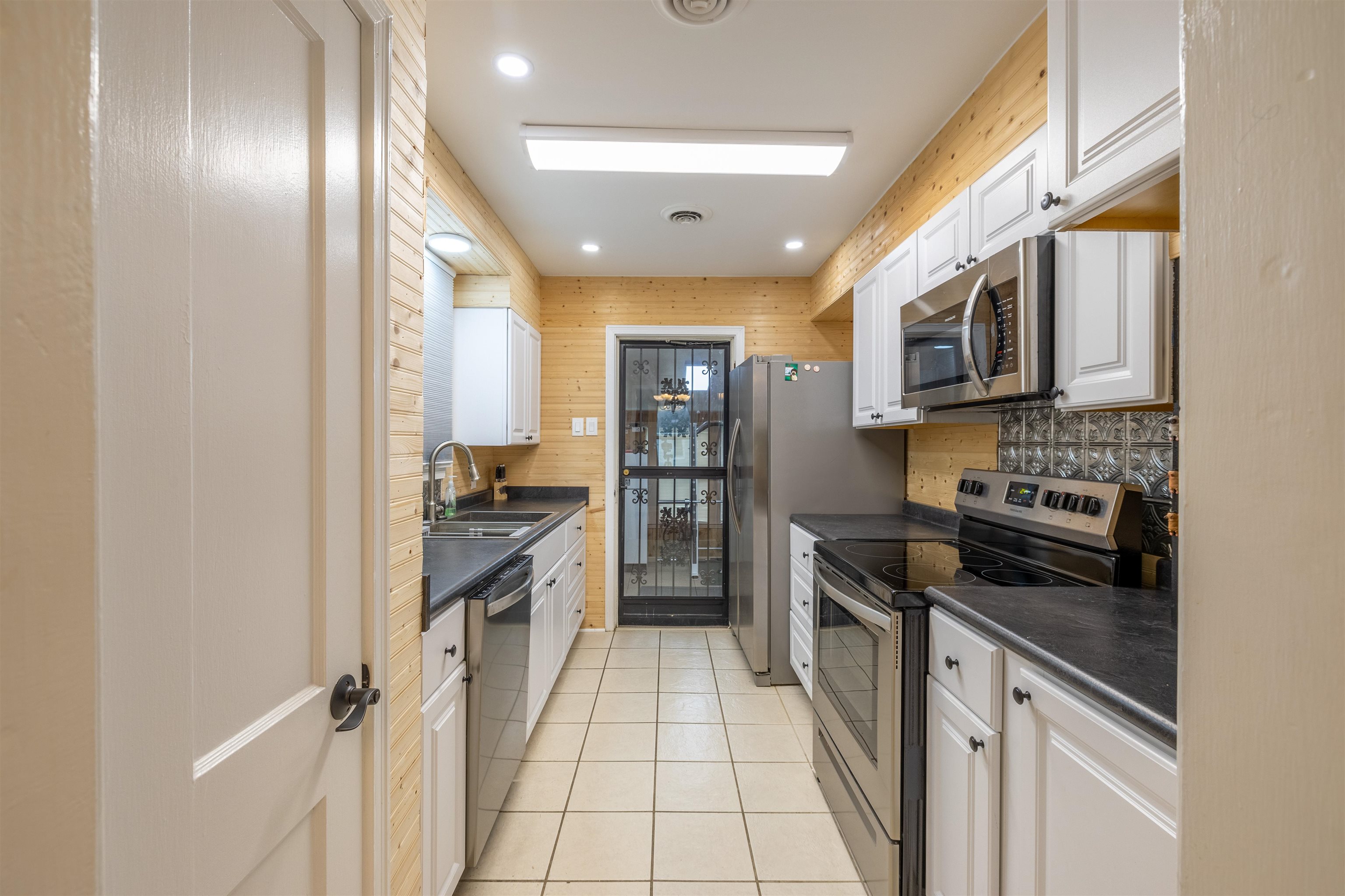 4463 Ferndale Road Memphis, TN 38122 - Photo 10 of 27 a kitchen with stainless steel appliances granite countertop a stove and a refrigerator