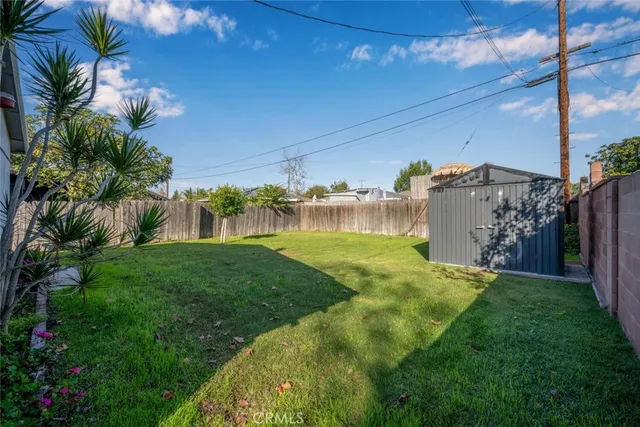 a view of a yard in front of house