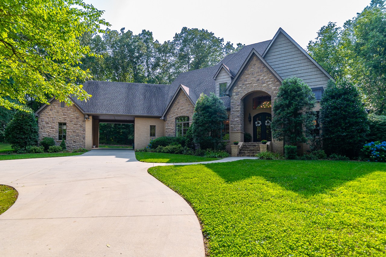 205 Nature Ridge Road Tullahoma, TN 37388 - Photo 2 of 58 a front view of a house with garden