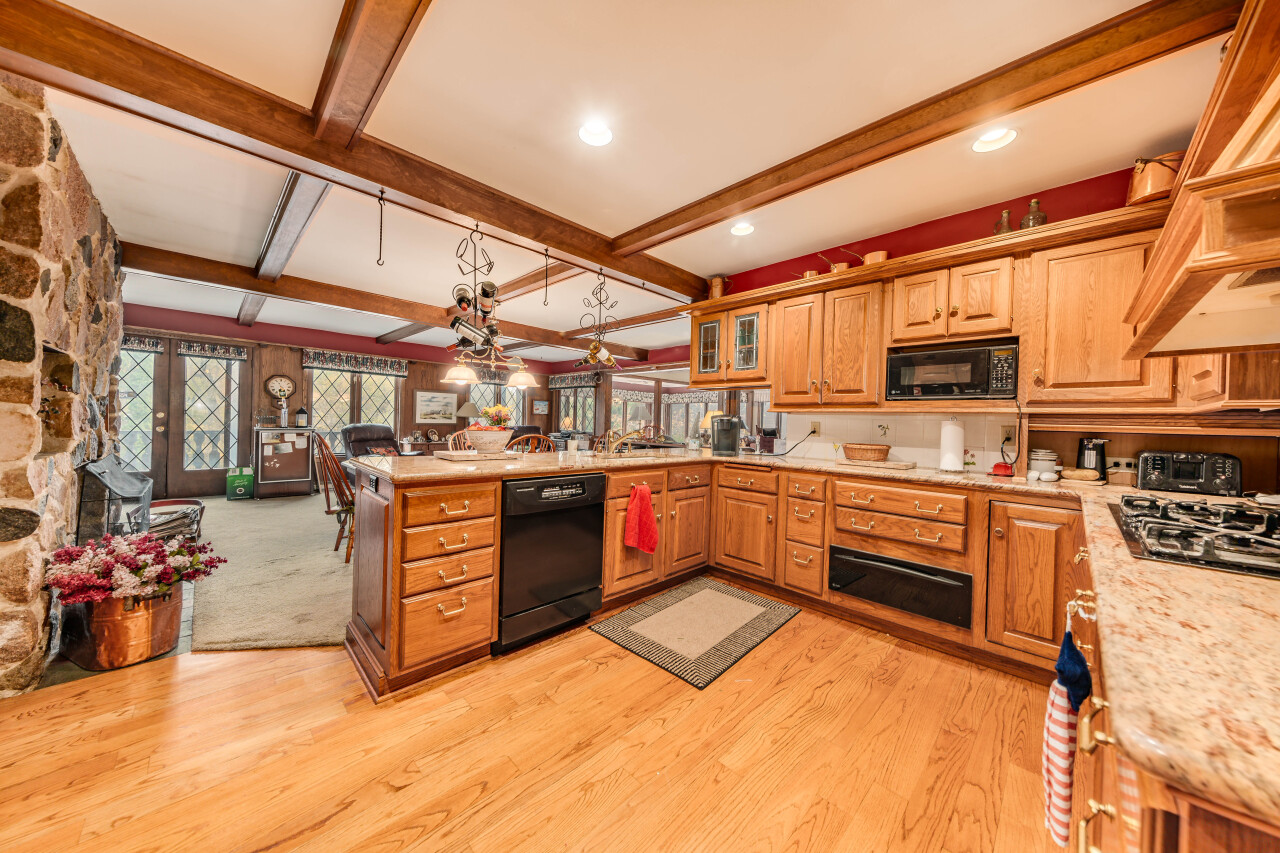 15555 Esser Court Brookfield, WI 53005 - Photo 11 of 61 Large Kitchen