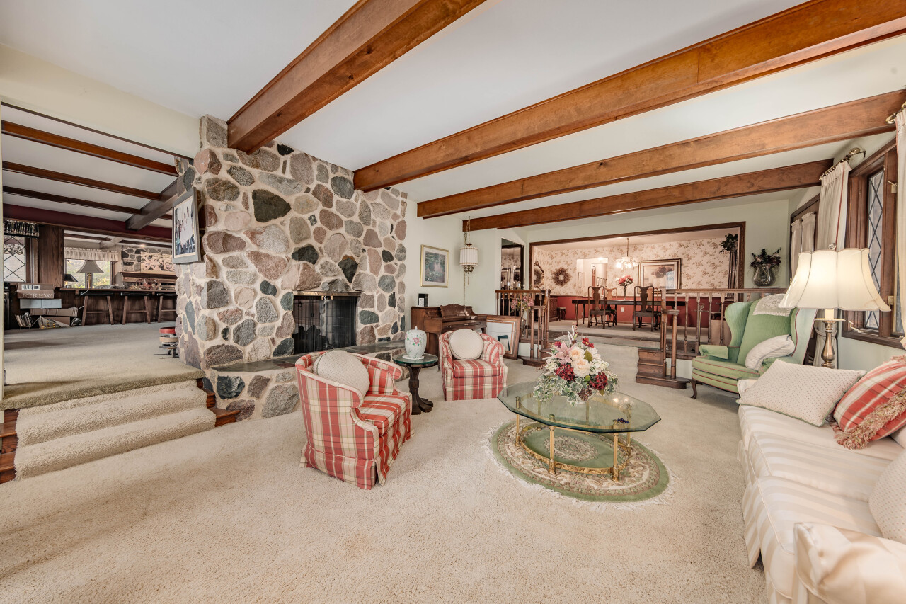 15555 Esser Court Brookfield, WI 53005 - Photo 16 of 61 Living Room