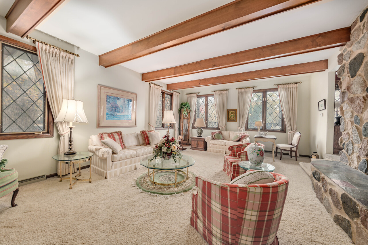 15555 Esser Court Brookfield, WI 53005 - Photo 17 of 61 Living Room