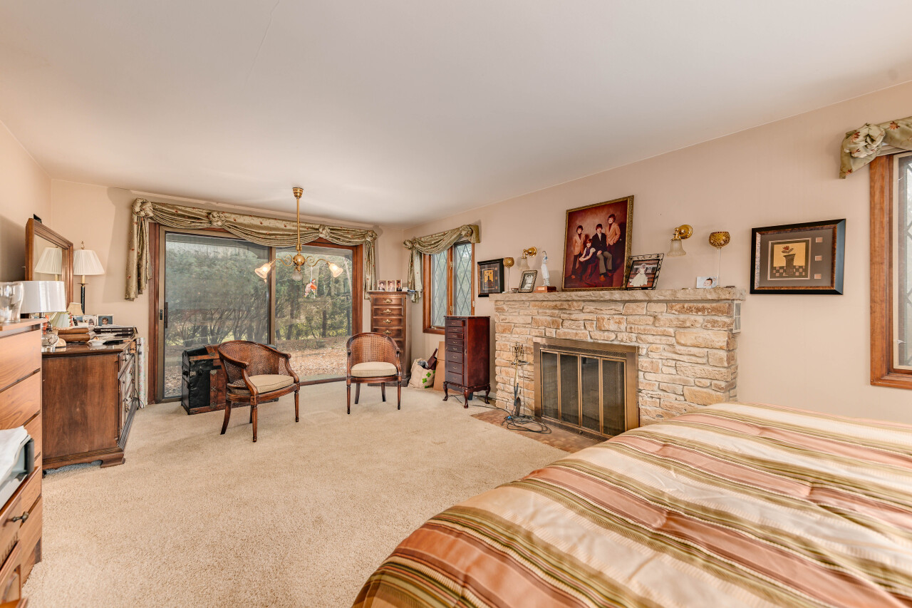 15555 Esser Court Brookfield, WI 53005 - Photo 21 of 61 Primary