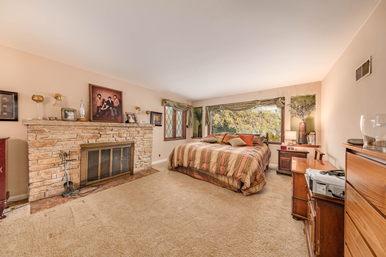 15555 Esser Court Brookfield, WI 53005 - Photo 22 of 61 Primary