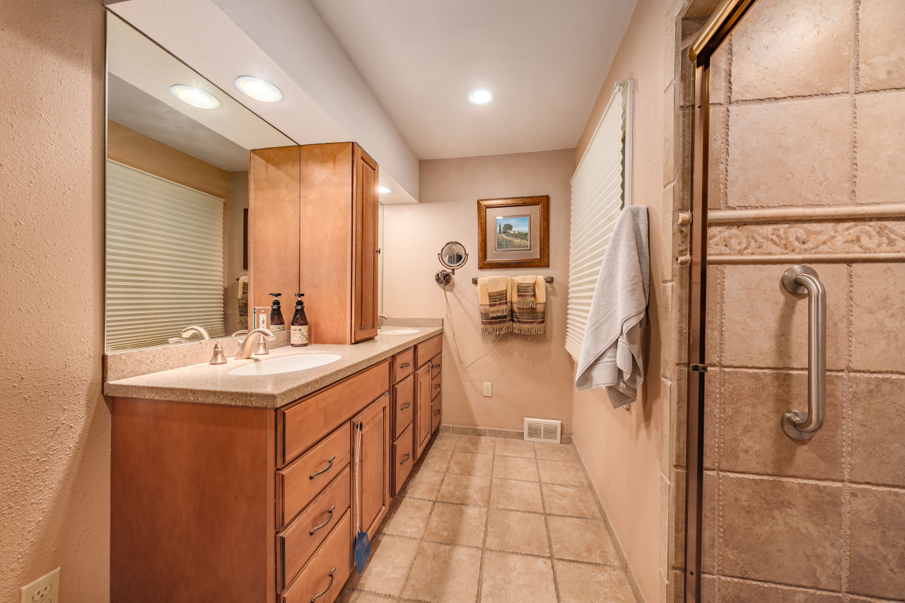 15555 Esser Court Brookfield, WI 53005 - Photo 38 of 61 Bath