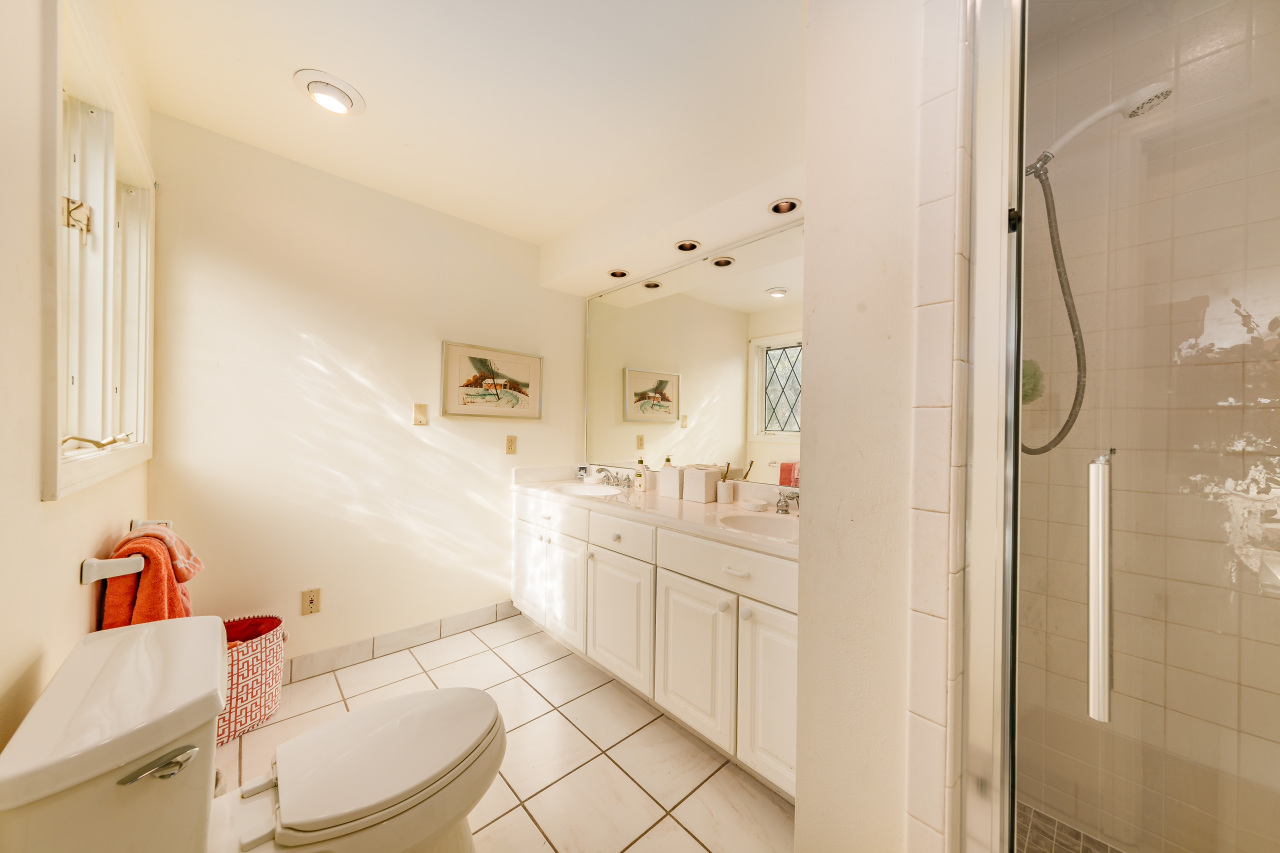 15555 Esser Court Brookfield, WI 53005 - Photo 42 of 61 Bath