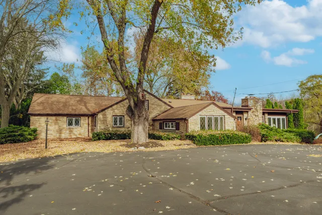 $1,300,000 | 15555 Esser Court, Brookfield, WI 53005