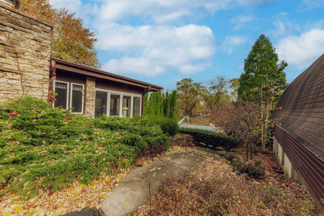 15555 Esser Court Brookfield, WI 53005 - Photo 49 of 61 Between yards
