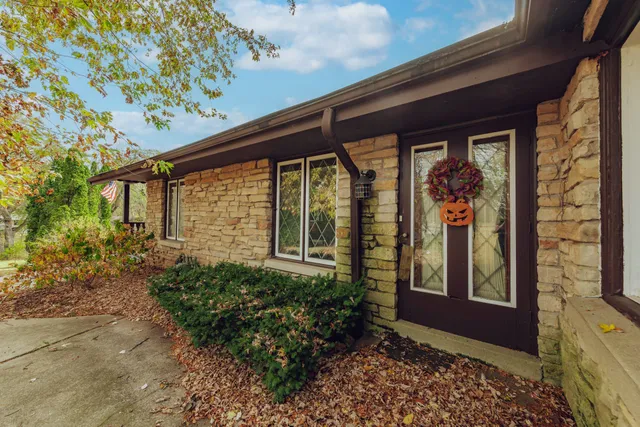 $1,300,000 | 15555 Esser Court, Brookfield, WI 53005