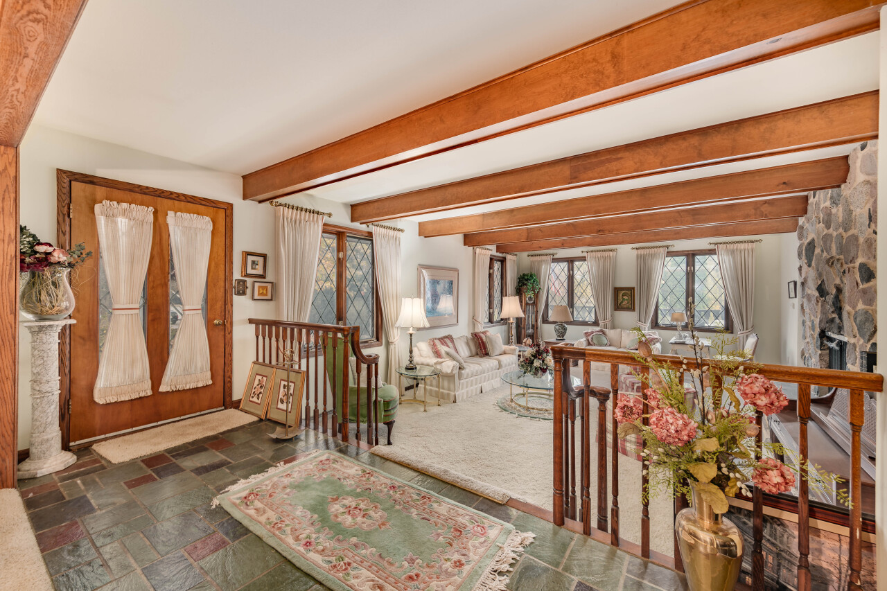 15555 Esser Court Brookfield, WI 53005 - Photo 10 of 61 Welcome Foyer