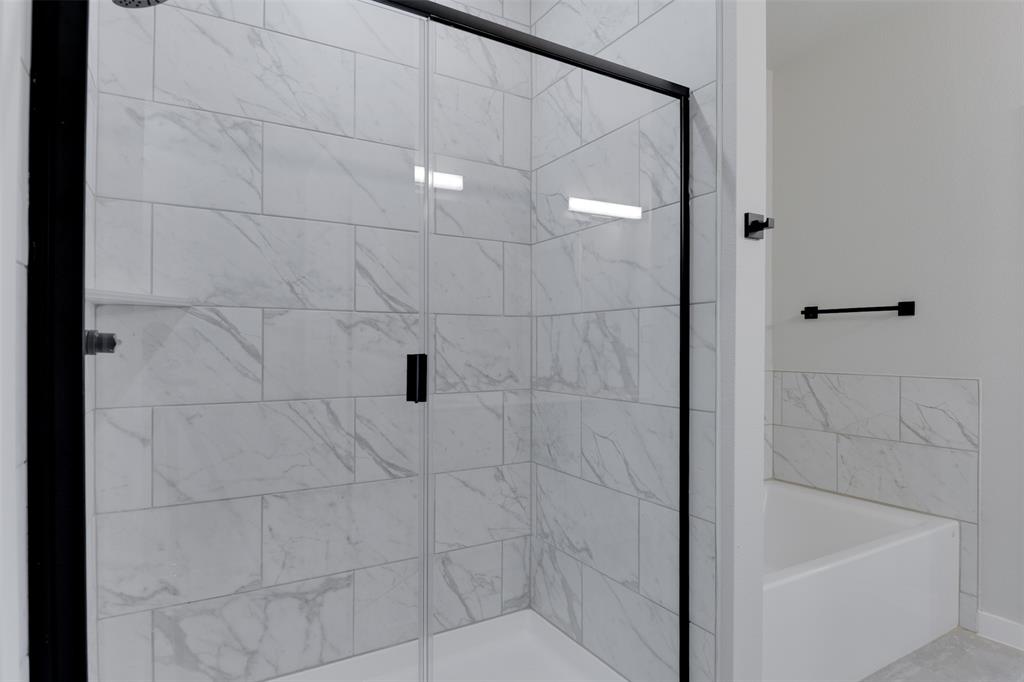 4200 Clovis Street Midlothian, TX 76065 - Photo 11 of 19 a bathroom with a bathtub