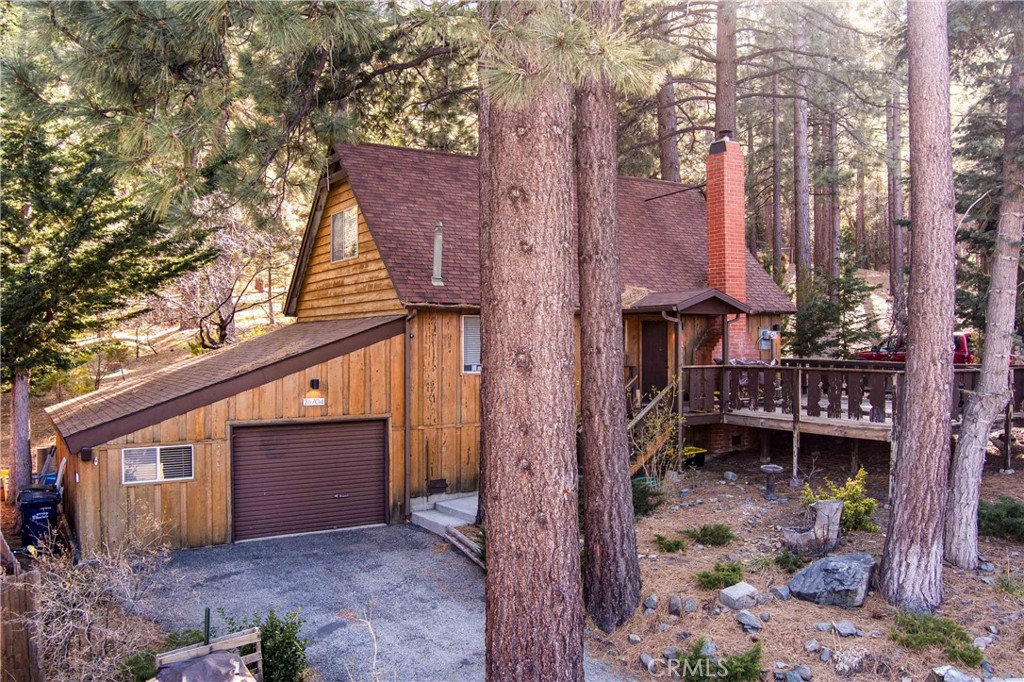a house view with a backyard space