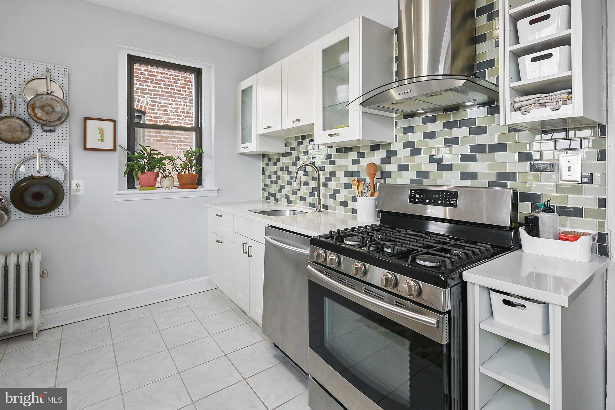 147 R Street Northeast, Unit 11 Washington, DC 20002 - Photo 21 of 39 Gas cooking