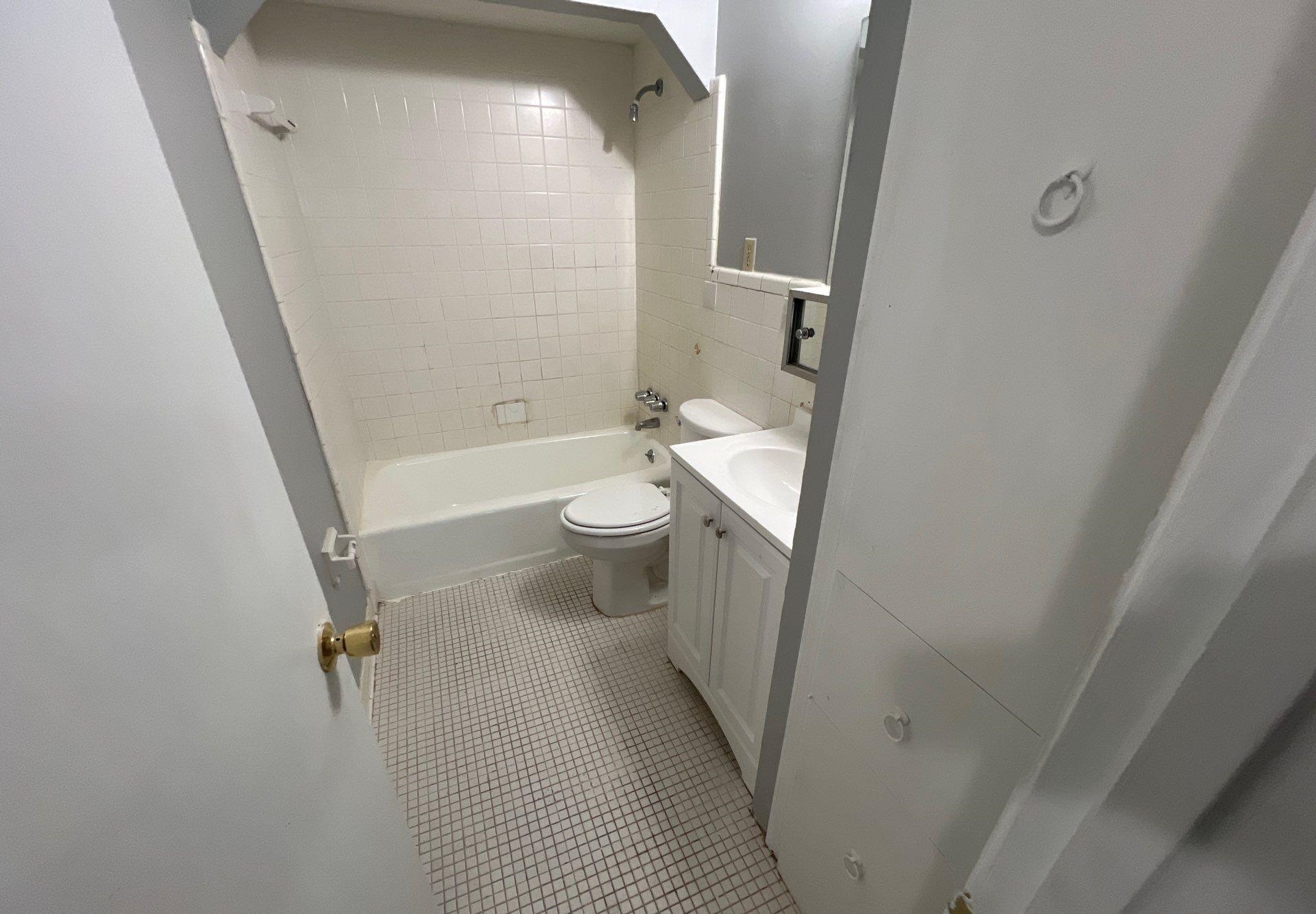 4936 Warrington Road Memphis, TN 38118 - Photo 6 of 13 a bathroom with a bathtub and toilet