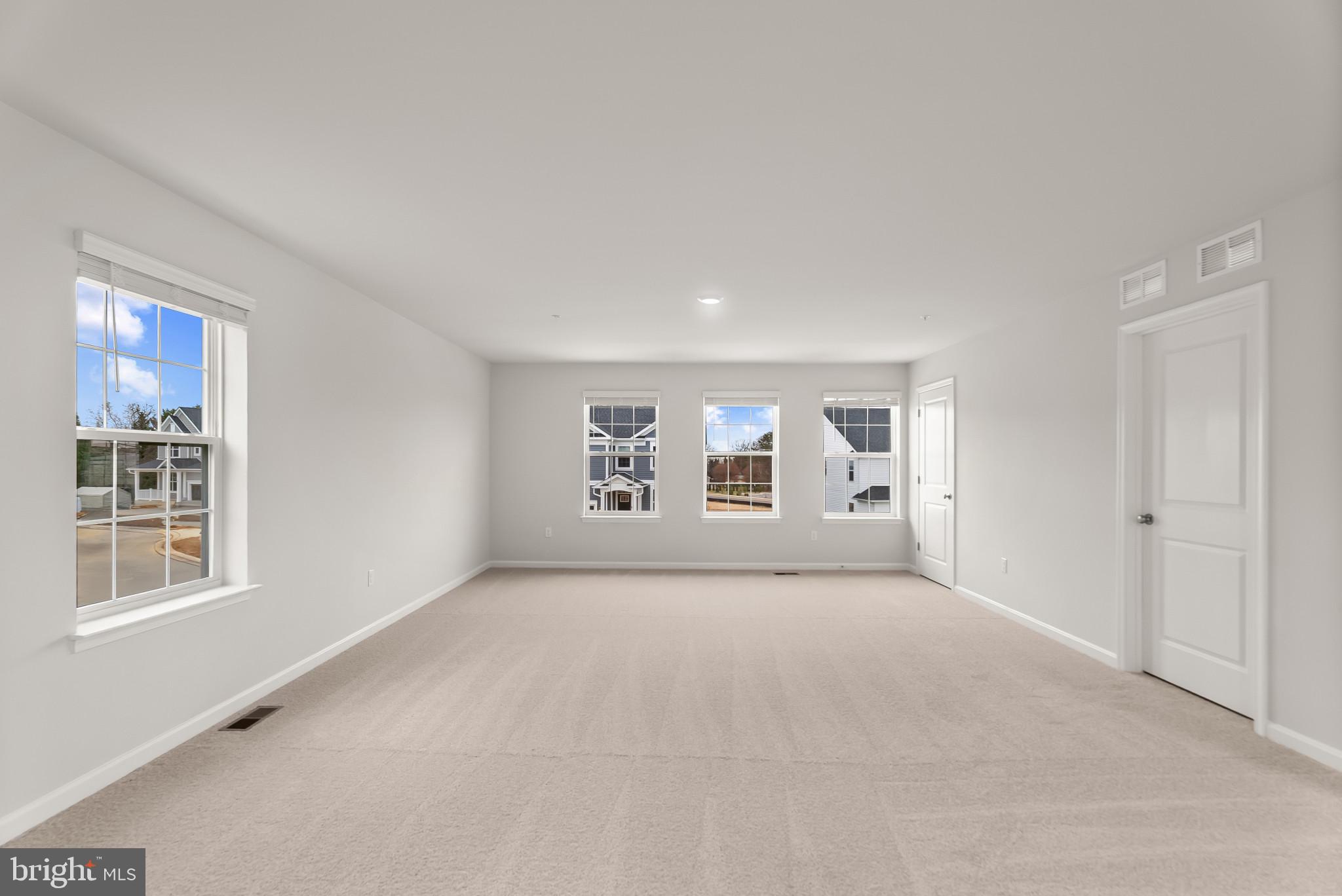 5 Comes Rdg Court Rosedale, MD 21237 - Photo 14 of 48 a big room with windows and closet