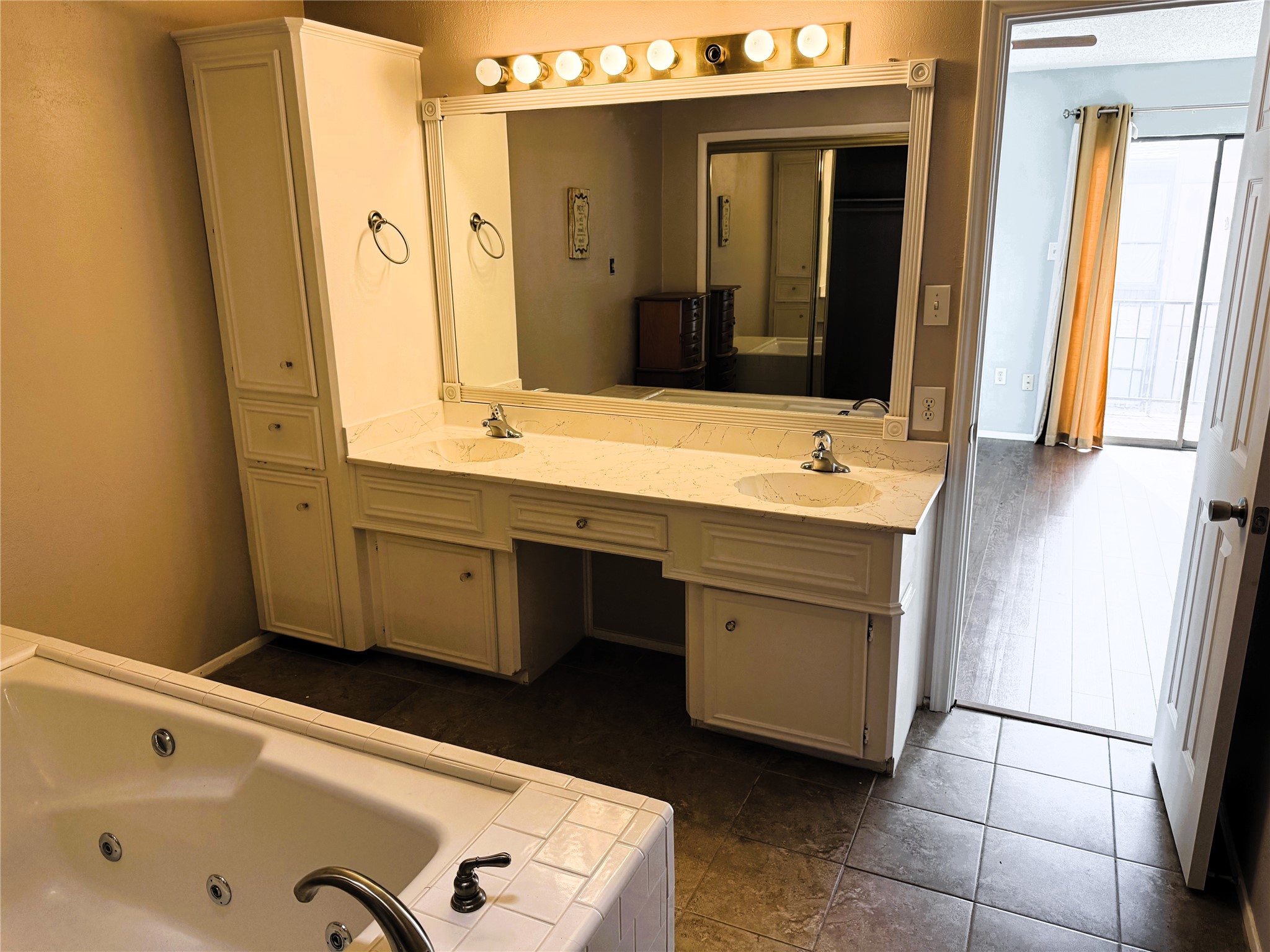 62 Evanston Street, Unit 2/5 Houston, TX 77015 - Photo 15 of 24 a spacious bathroom with a tub sink and mirror