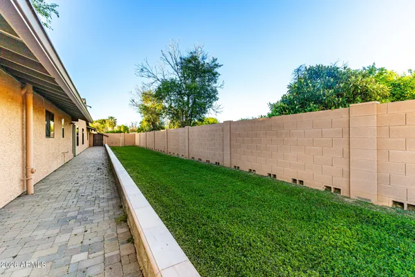 a view of a backyard with pathway
