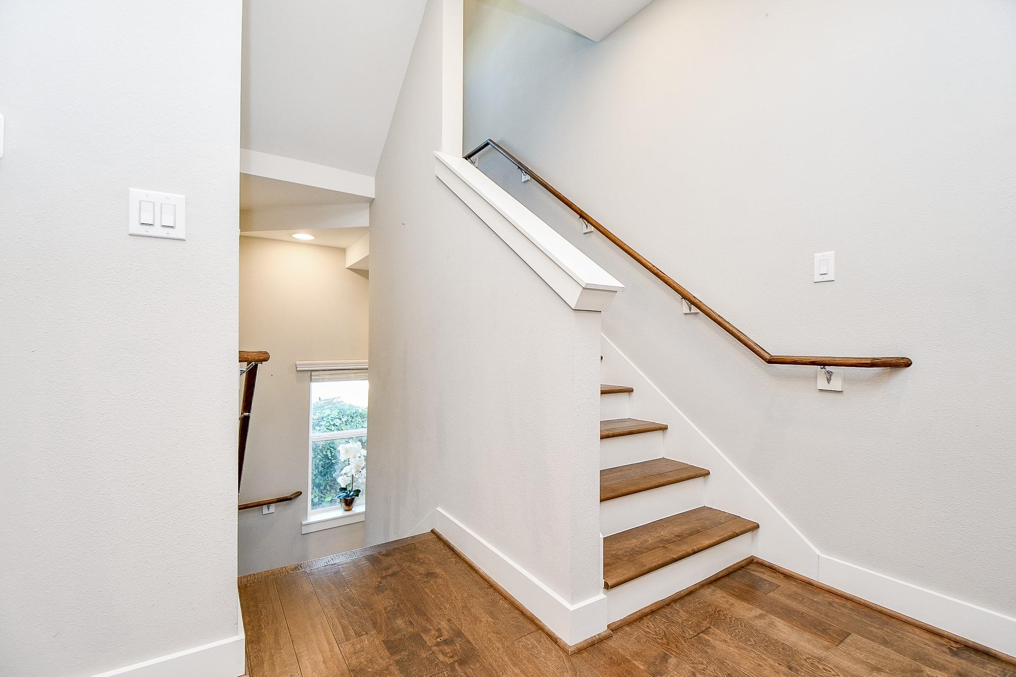 2010 St Charles Street Houston, TX 77003 - Photo 10 of 44 a view of entryway and hall with wooden floor