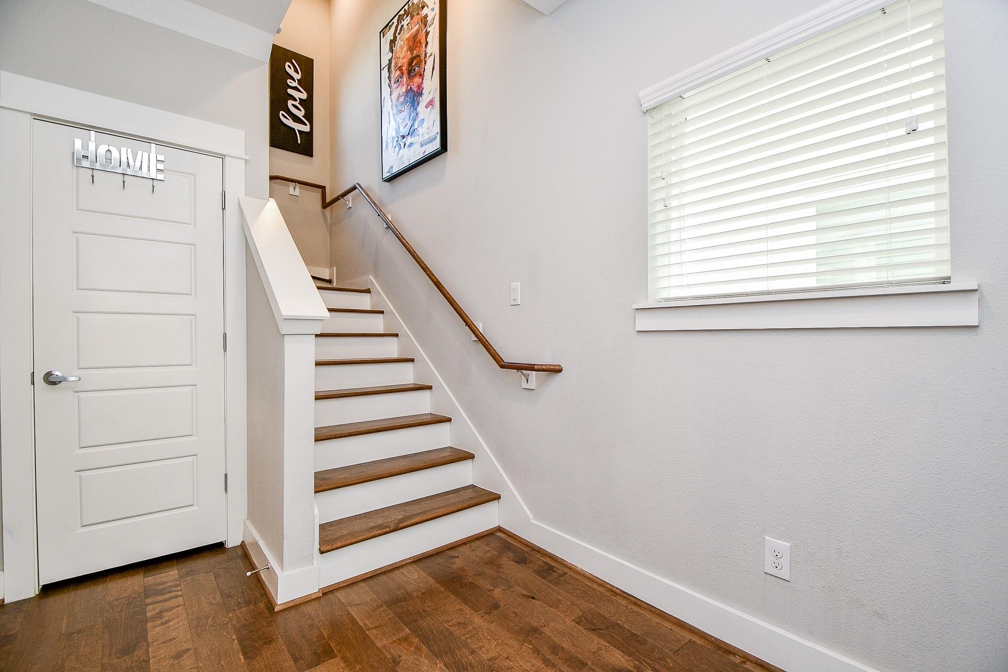 2010 St Charles Street Houston, TX 77003 - Photo 15 of 44 a view of a hallway with staircase