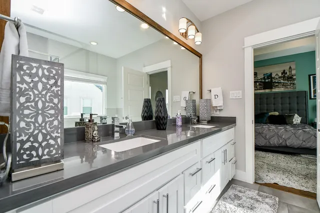 a en suite bathroom with double vanity and a mirror