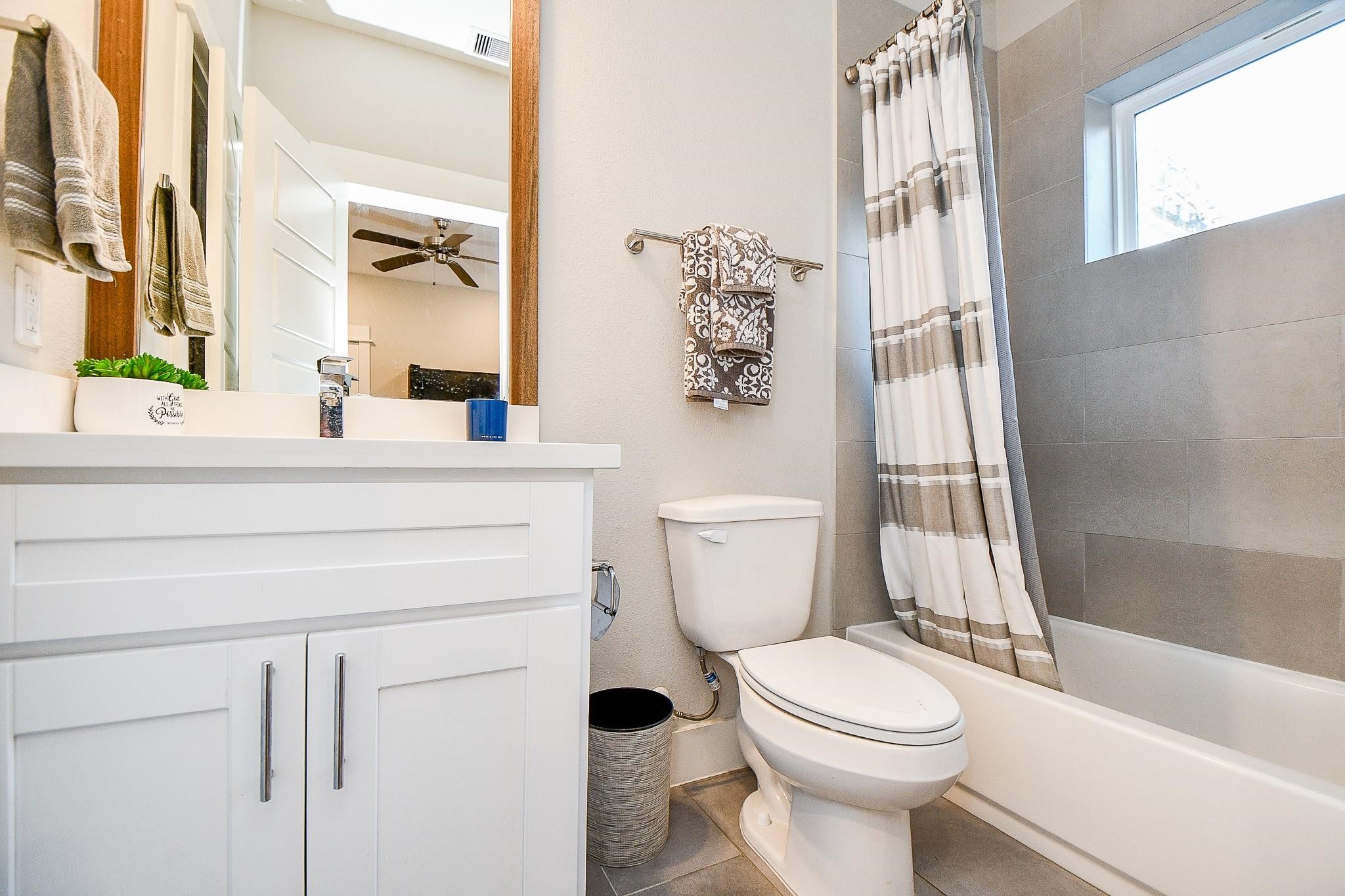 2010 St Charles Street Houston, TX 77003 - Photo 26 of 44 a bathroom with a sink toilet and shower