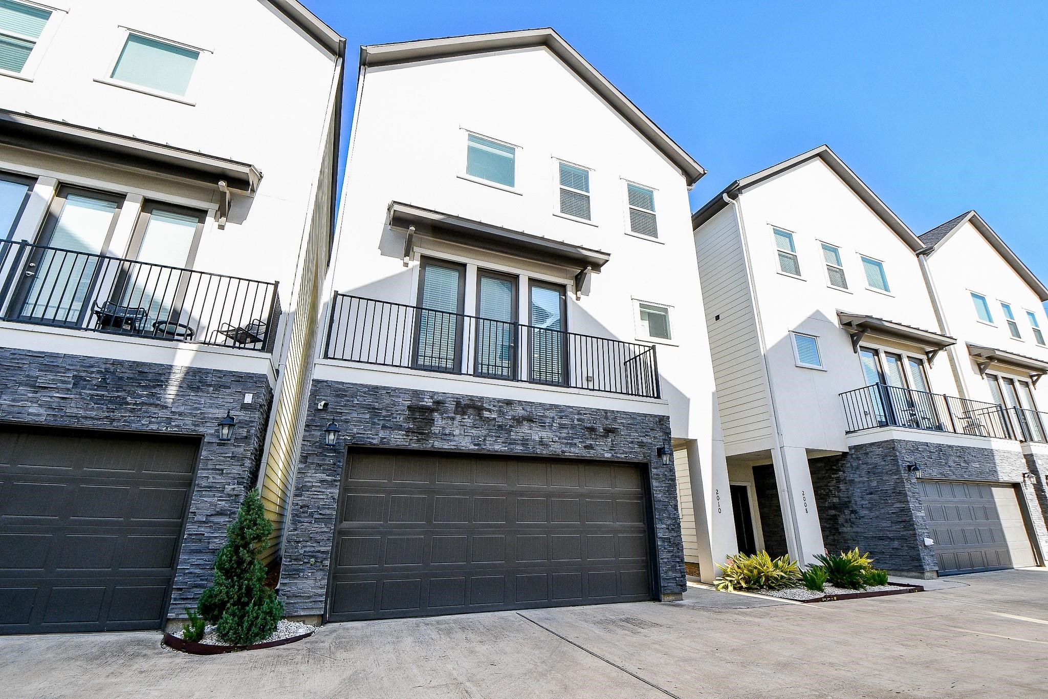 2010 St Charles Street Houston, TX 77003 - Photo 28 of 44 a view of a white building among the street