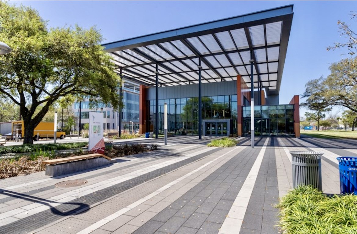 2010 St Charles Street Houston, TX 77003 - Photo 38 of 44 a view of a patio with a table and chairs next to a yard