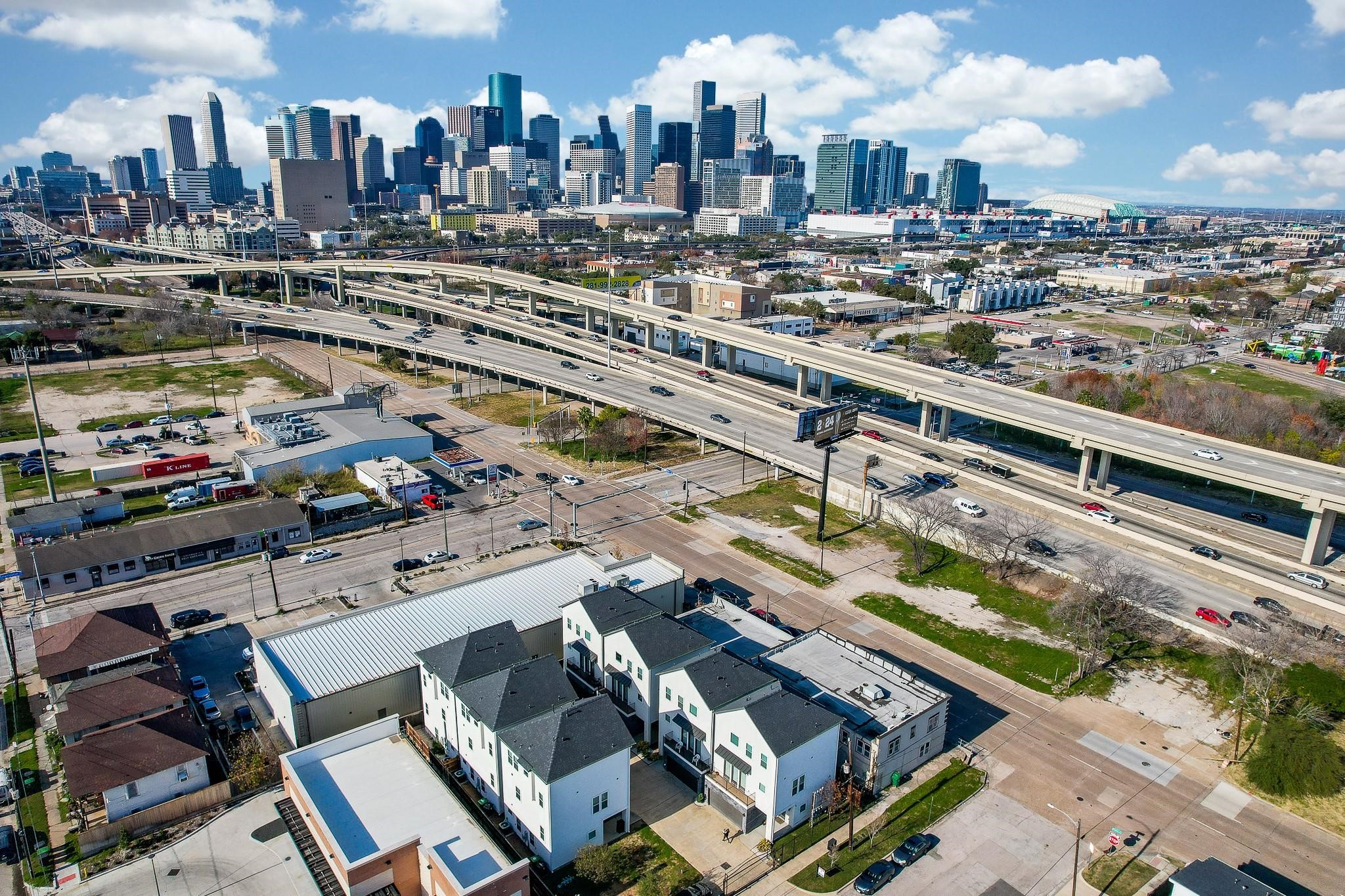 2010 St Charles Street Houston, TX 77003 - Photo 3 of 44 a city view with tall buildings
