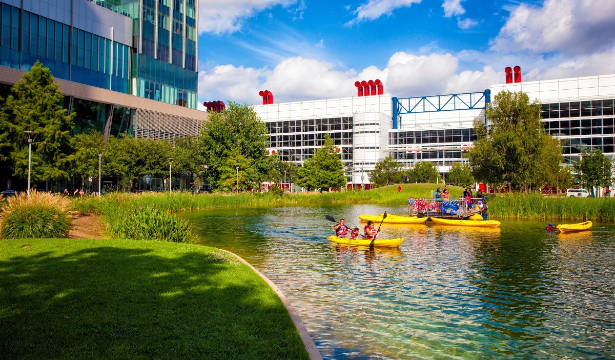 2010 St Charles Street Houston, TX 77003 - Photo 42 of 44 a view of swimming pool from a lounge chairs
