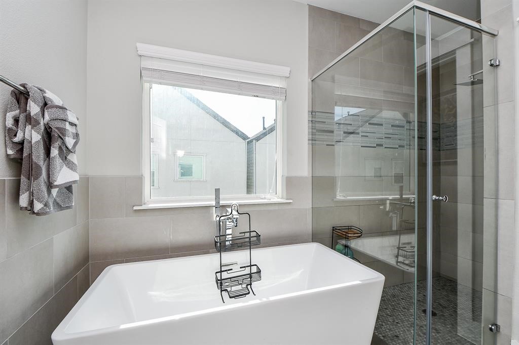 2010 St Charles Street Houston, TX 77003 - Photo 5 of 44 a white bath tub sitting next to a white sink