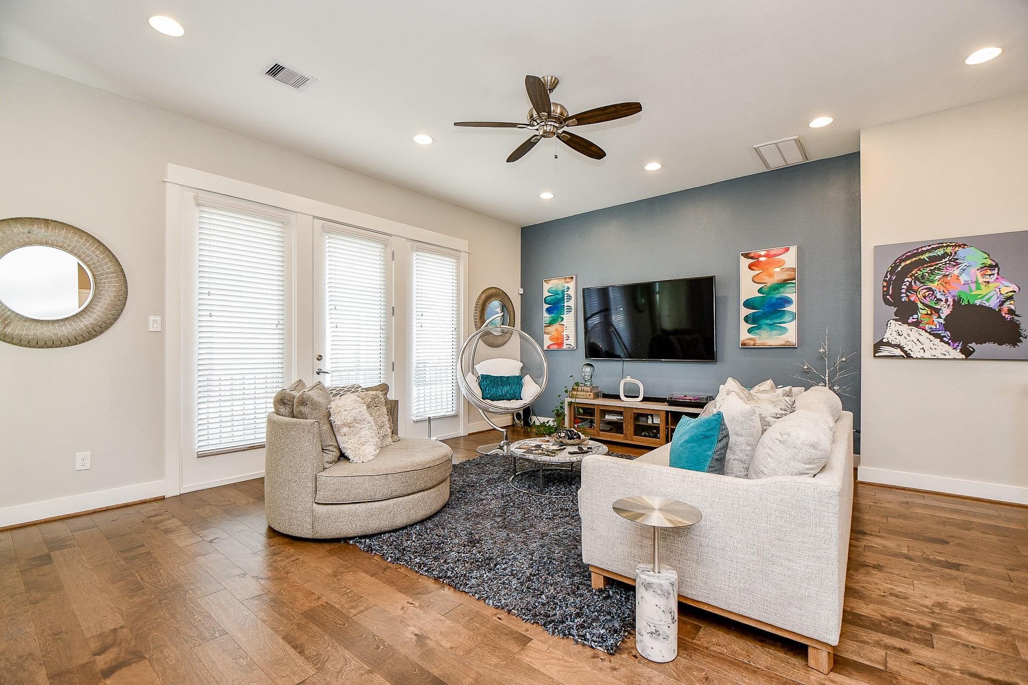 2010 St Charles Street Houston, TX 77003 - Photo 7 of 44 a living room with furniture and a flat screen tv